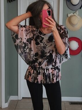 Millennial Going Out Top Floral Blouse in Pink & Black Size 12 Like New Bat Wing